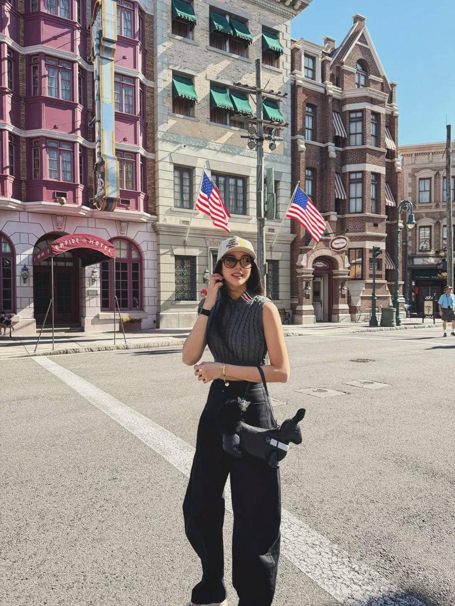 Anya Geraldine jalan-jalan di Orlando.