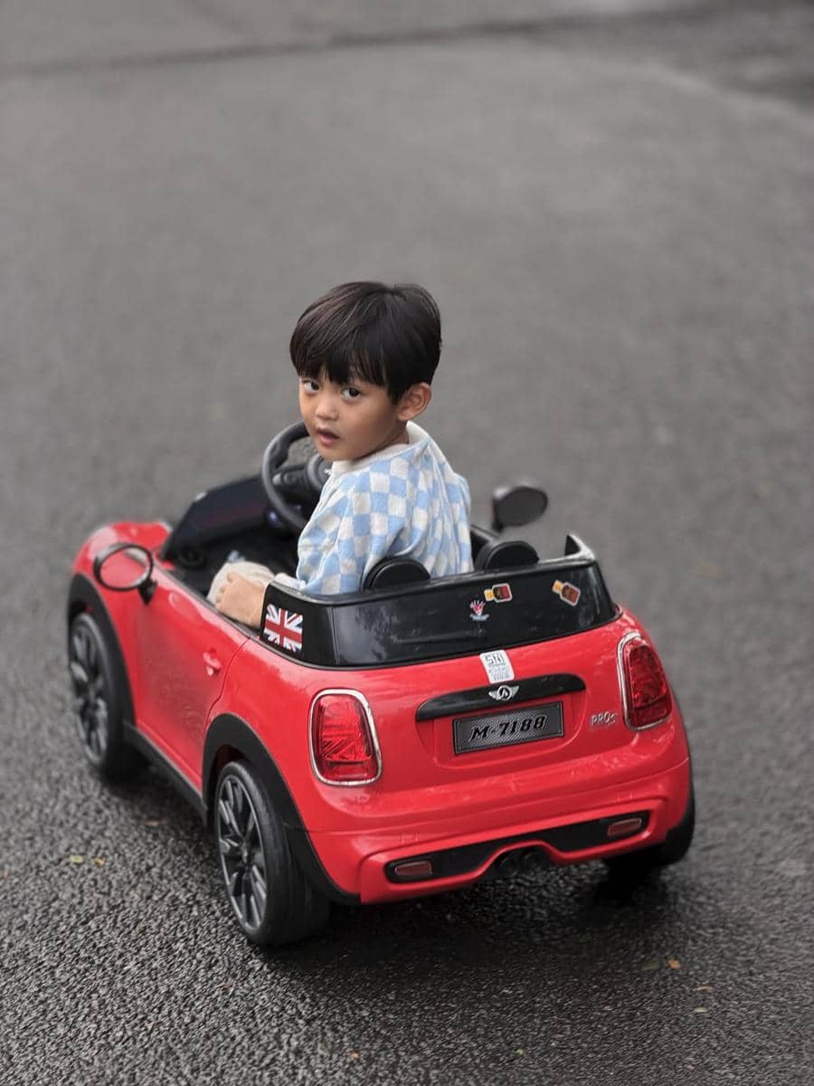 Potret Na Dehoon jalan-jalan sore bareng trio Na.