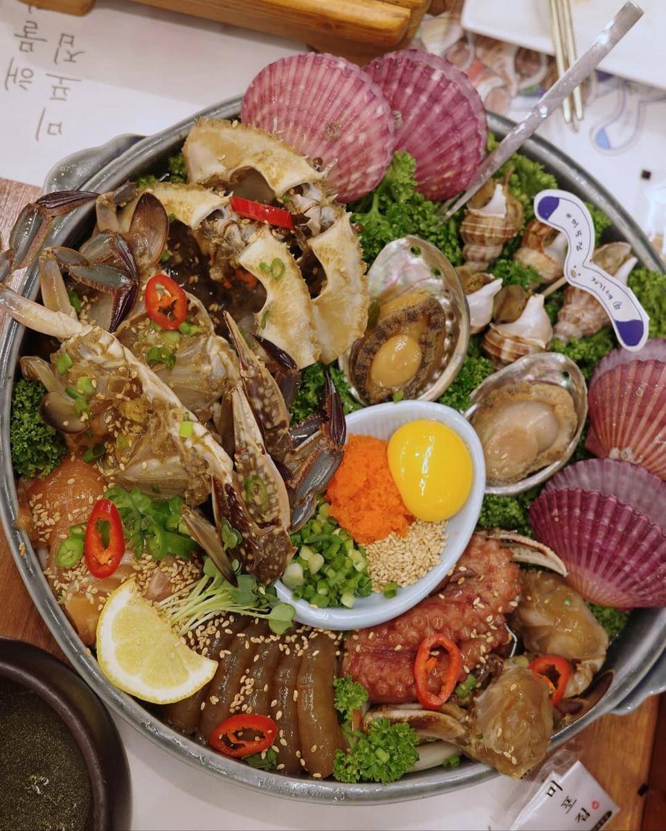 Potret Yasmine Wildblood dan sahabat ke Busan.