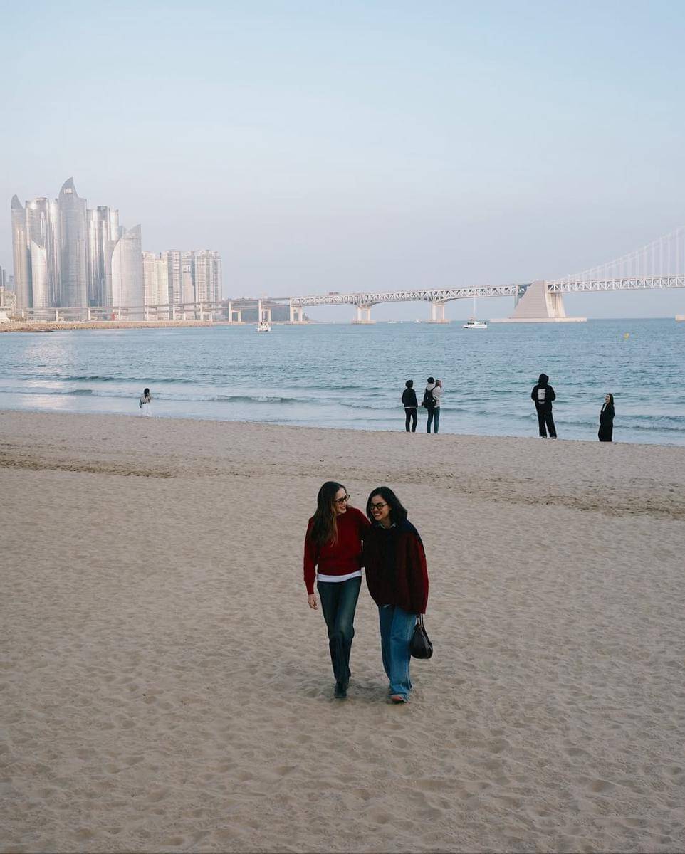 Yasmine Wildblood dan sahabat di Busan.