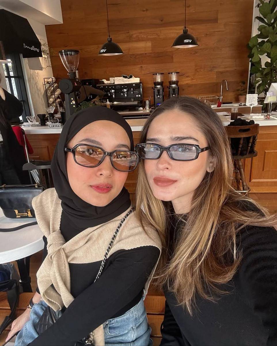 Yasmine Wildblood dan sahabat di Busan.