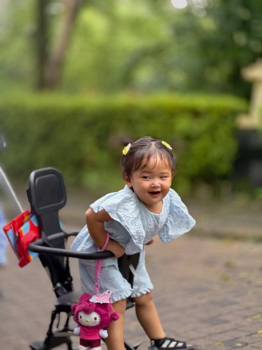 Potret Na Dehoon jalan-jalan sore bareng trio Na.