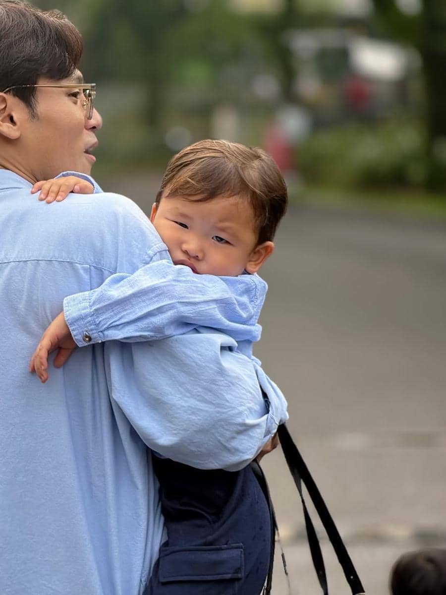 Potret Na Dehoon jalan-jalan sore bareng trio Na.