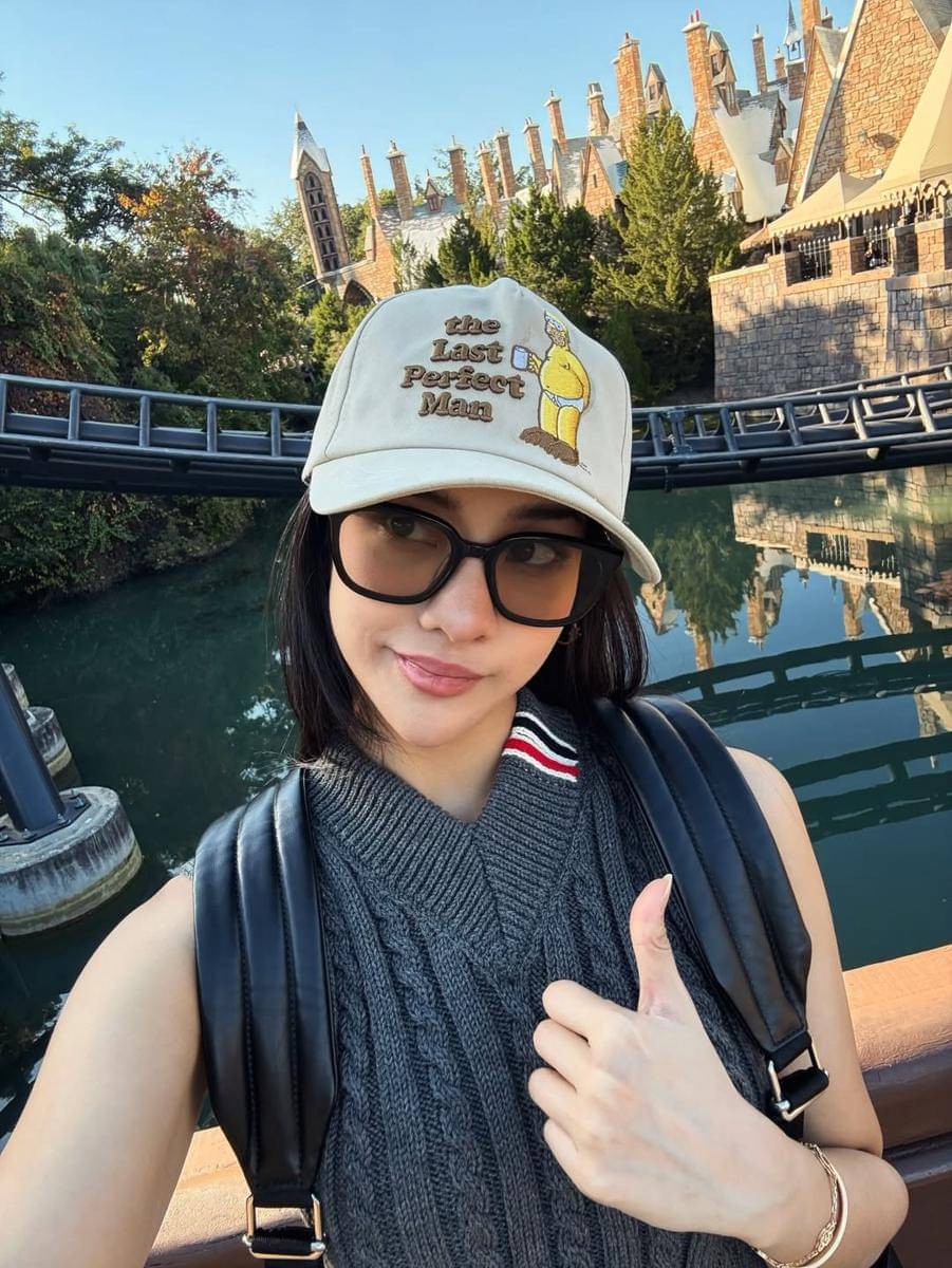 Anya Geraldine jalan-jalan di Orlando.