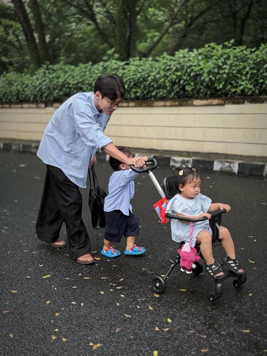 Potret Na Dehoon jalan-jalan sore bareng trio Na.