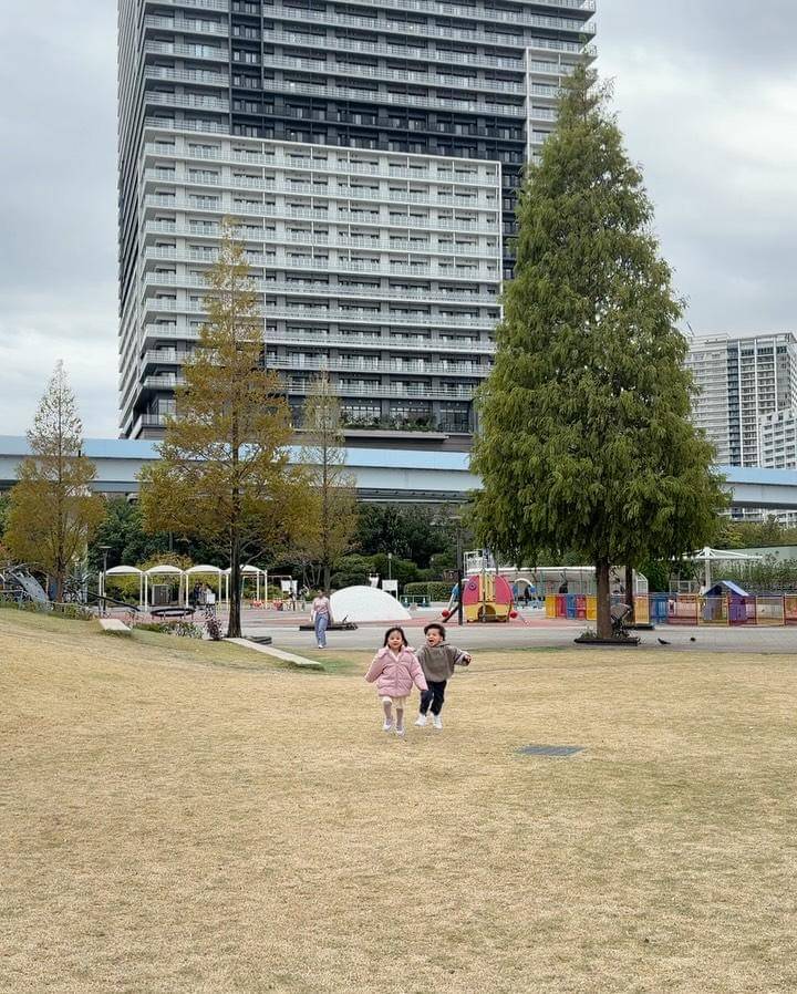 Potret Winona Willy ajak Anak Main di Playground yang ada di Jepang