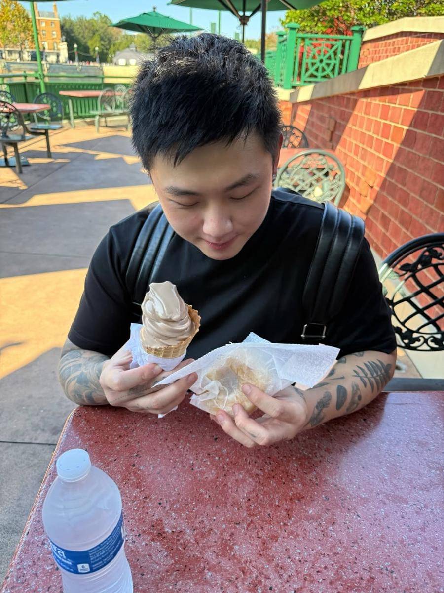 Anya Geraldine jalan-jalan di Orlando.