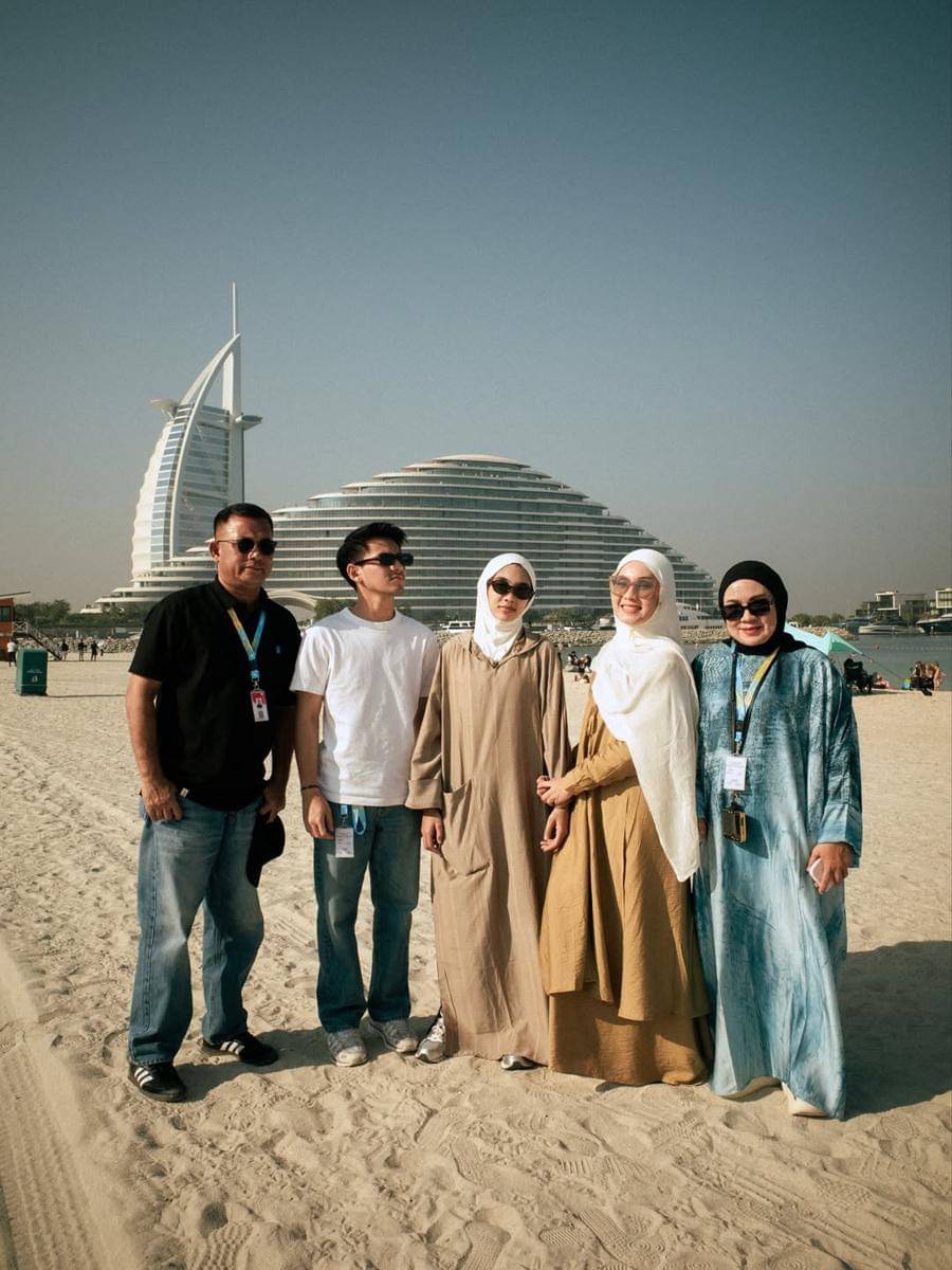 Potret Rey Bong dan keluarga liburan ke Dubai.