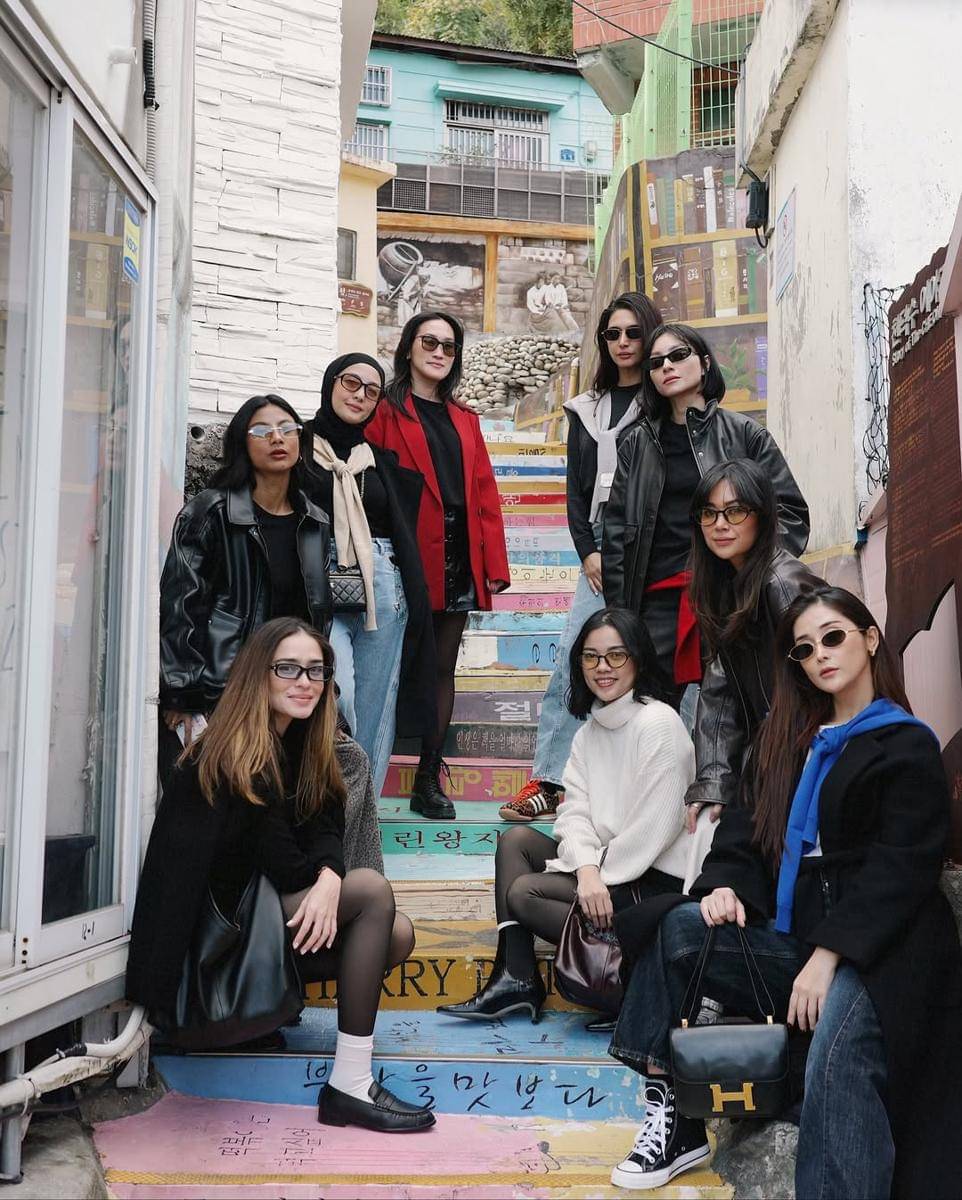 Yasmine Wildblood dan sahabat di Busan.
