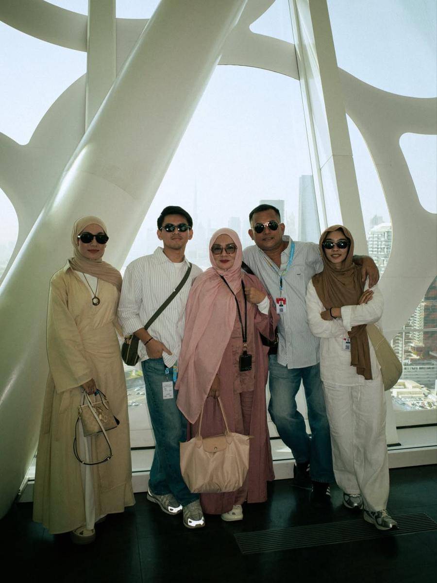 Potret Rey Bong dan keluarga liburan ke Dubai.