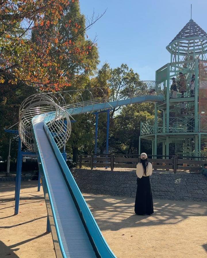 Potret Winona Willy ajak Anak Main di Playground yang ada di Jepang