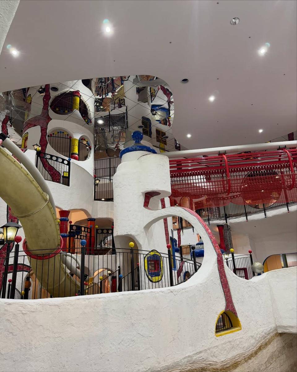 Potret Winona Willy ajak Anak Main di Playground yang ada di Jepang