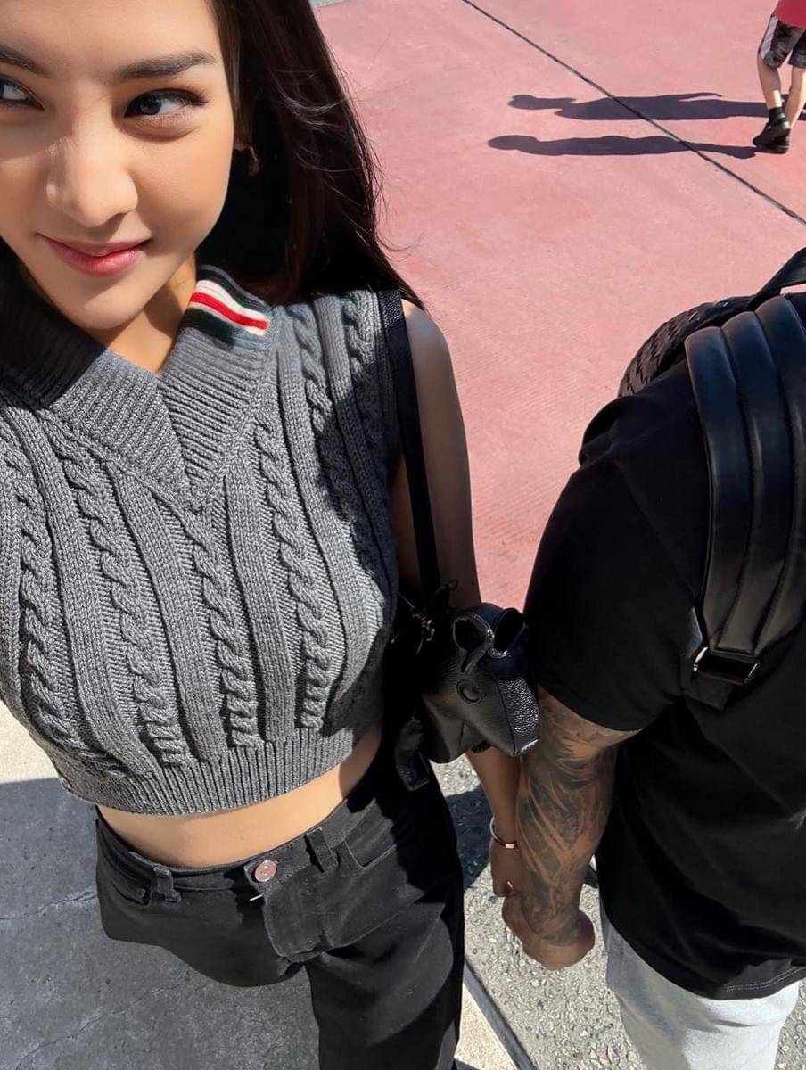 Anya Geraldine jalan-jalan di Orlando.