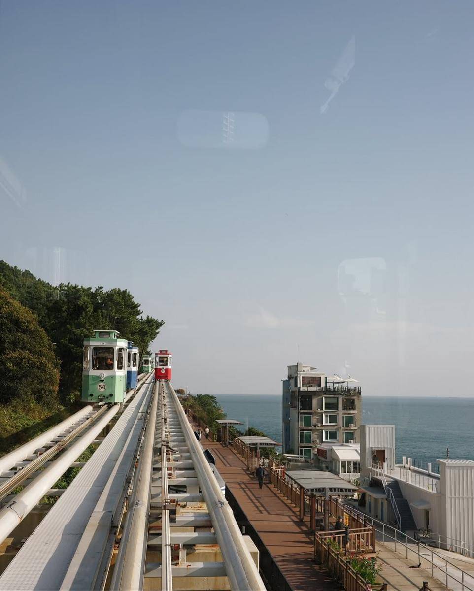 Yasmine Wildblood dan sahabat di Busan.