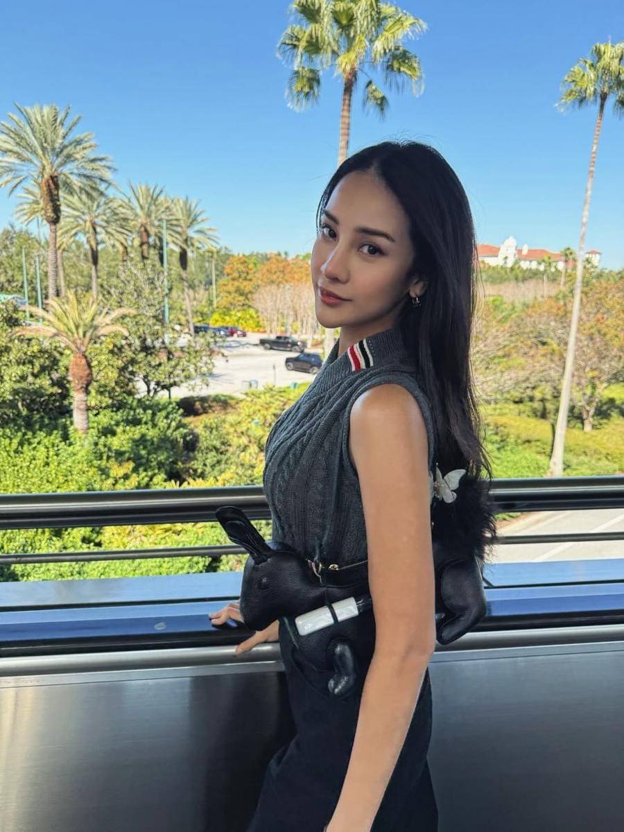 Anya Geraldine jalan-jalan di Orlando.