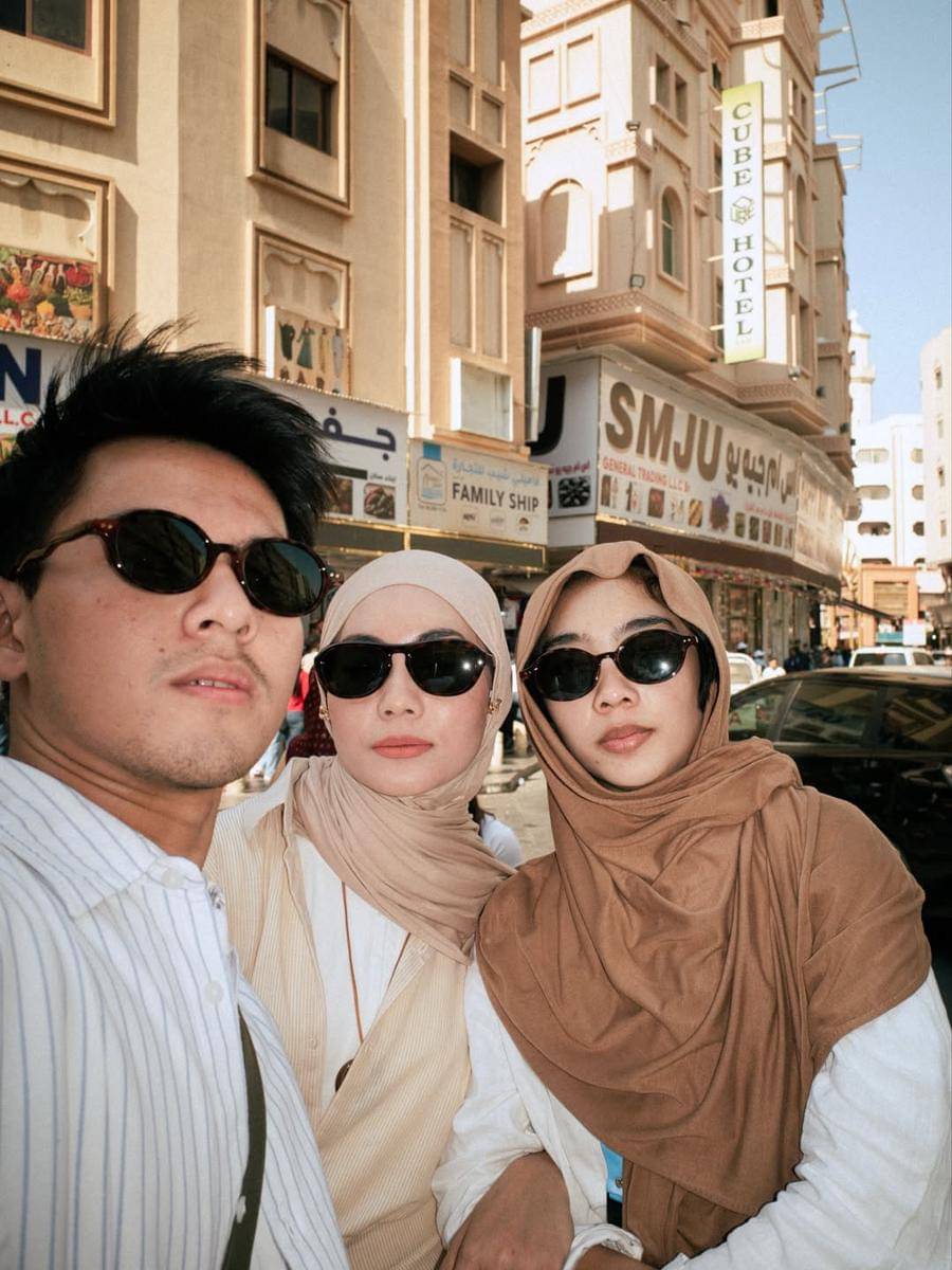 Potret Rey Bong dan keluarga liburan ke Dubai.