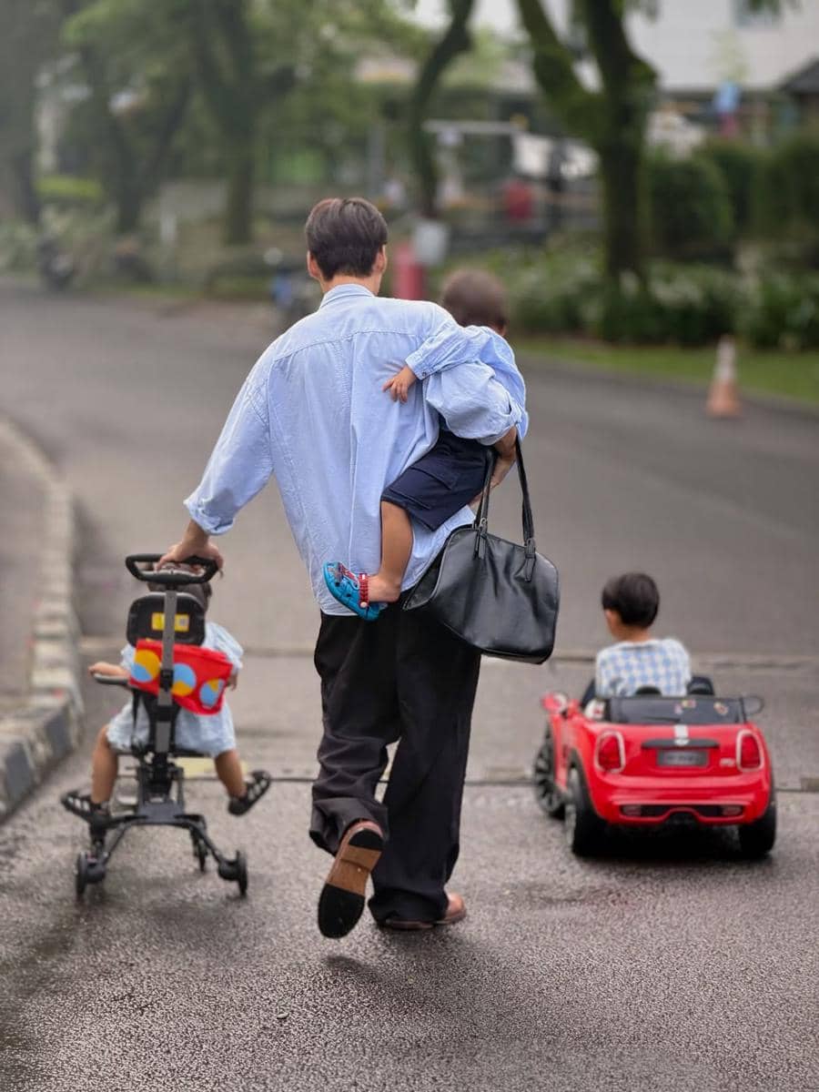 Potret Na Dehoon jalan-jalan sore bareng trio Na.