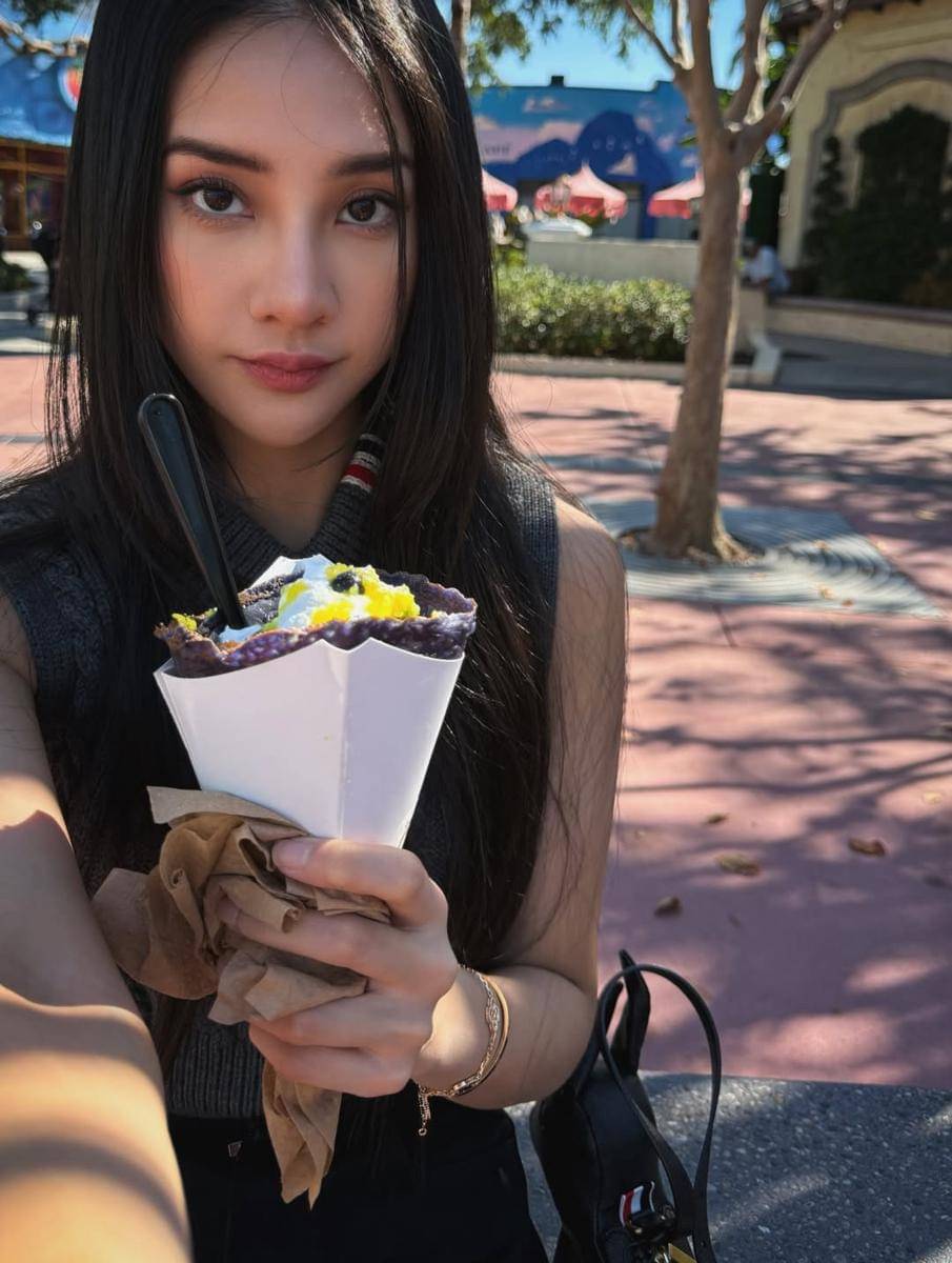 Anya Geraldine jalan-jalan di Orlando.