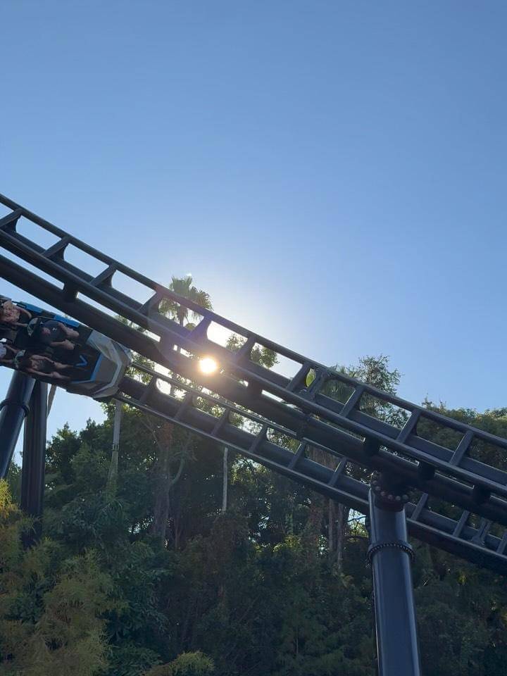 Anya Geraldine jalan-jalan di Orlando.