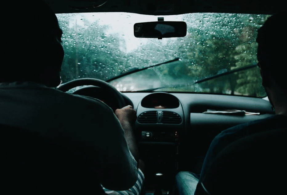 ilustrasi mengemudi mobil saat hujan