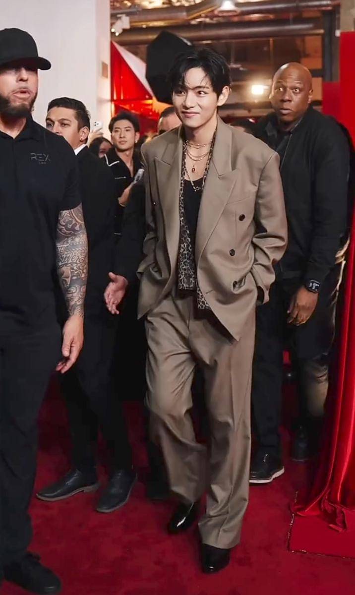 potret V BTS hadiri event Tirtir di Los Angeles