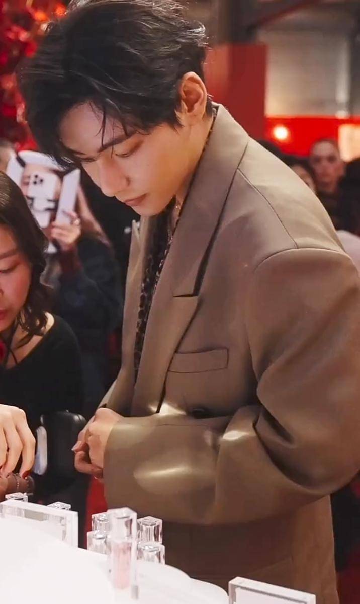 potret V BTS hadiri event Tirtir di Los Angeles