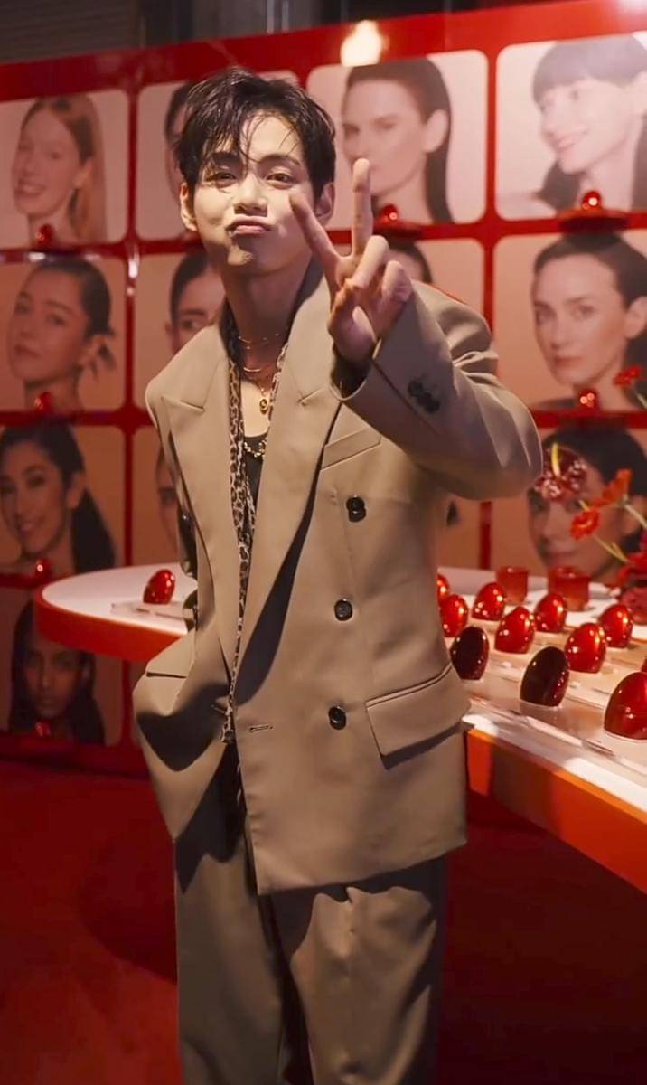 potret V BTS hadiri event Tirtir di Los Angeles