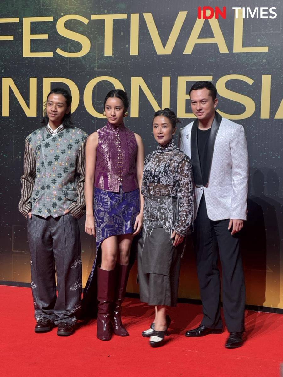 Keluarga Widi Mulia dan Nicholas Saputra di red carpet FFI 2025 pada Kamis (20/11/2025)