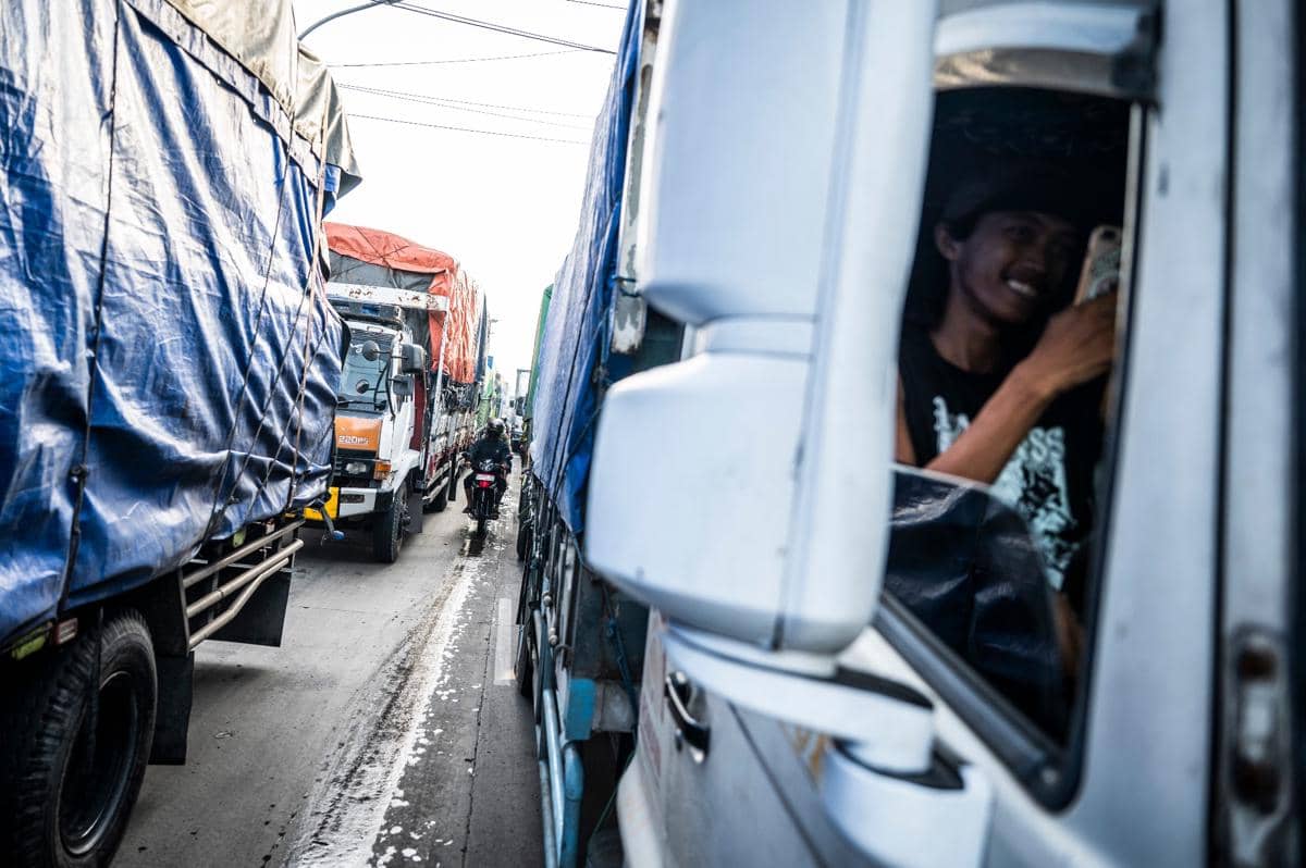 Ilustrasi sopir truk terjebak kemacetan di jalur utama pantura Semarang-Surabaya, Jalan Kaligawe Raya, Semarang, Jawa Tengah. (ANTARA FOTO/Aprillio Akbar)