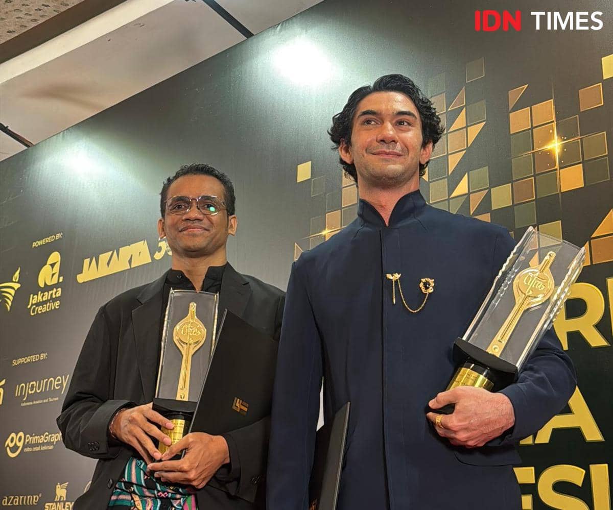 Reza Rahadian dan Felix K. Nesi sesaat setelah menerima Piala Citra untuk kategori Penulis Skenario Asli Terbaik FFI 2025
