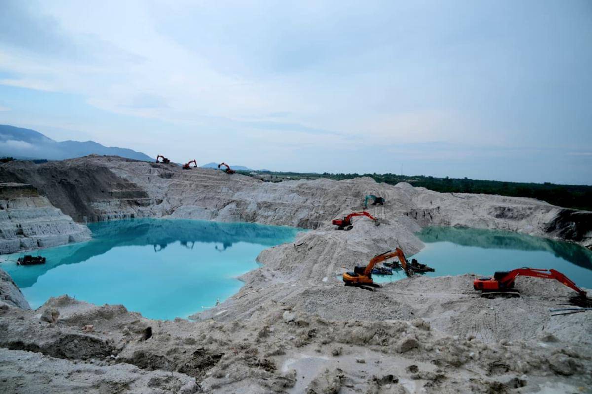 Alat-alat berat yang ditemukan di area tambang ilegal di Kecamatan Lubuk Besar, Bangka Belitung. 