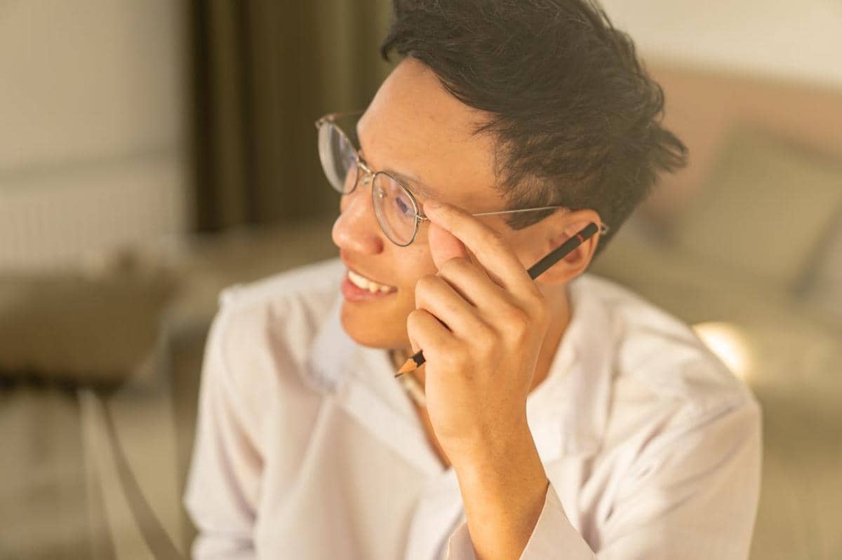 ilustrasi cowok berkacamata