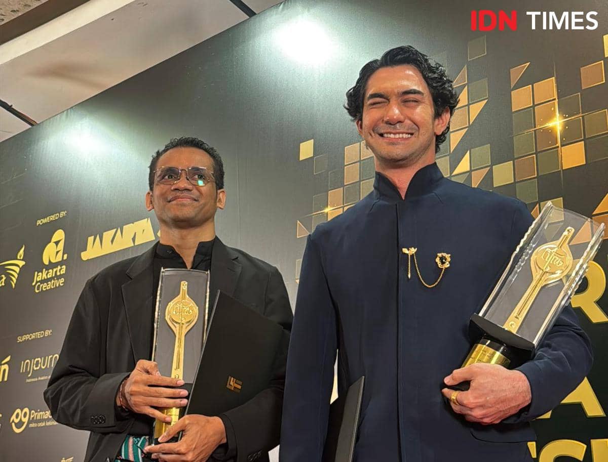 Reza Rahadian dan Felix K. Nesi sesaat setelah menerima Piala Citra untuk kategori Penulis Skenario Asli Terbaik FFI 2025
