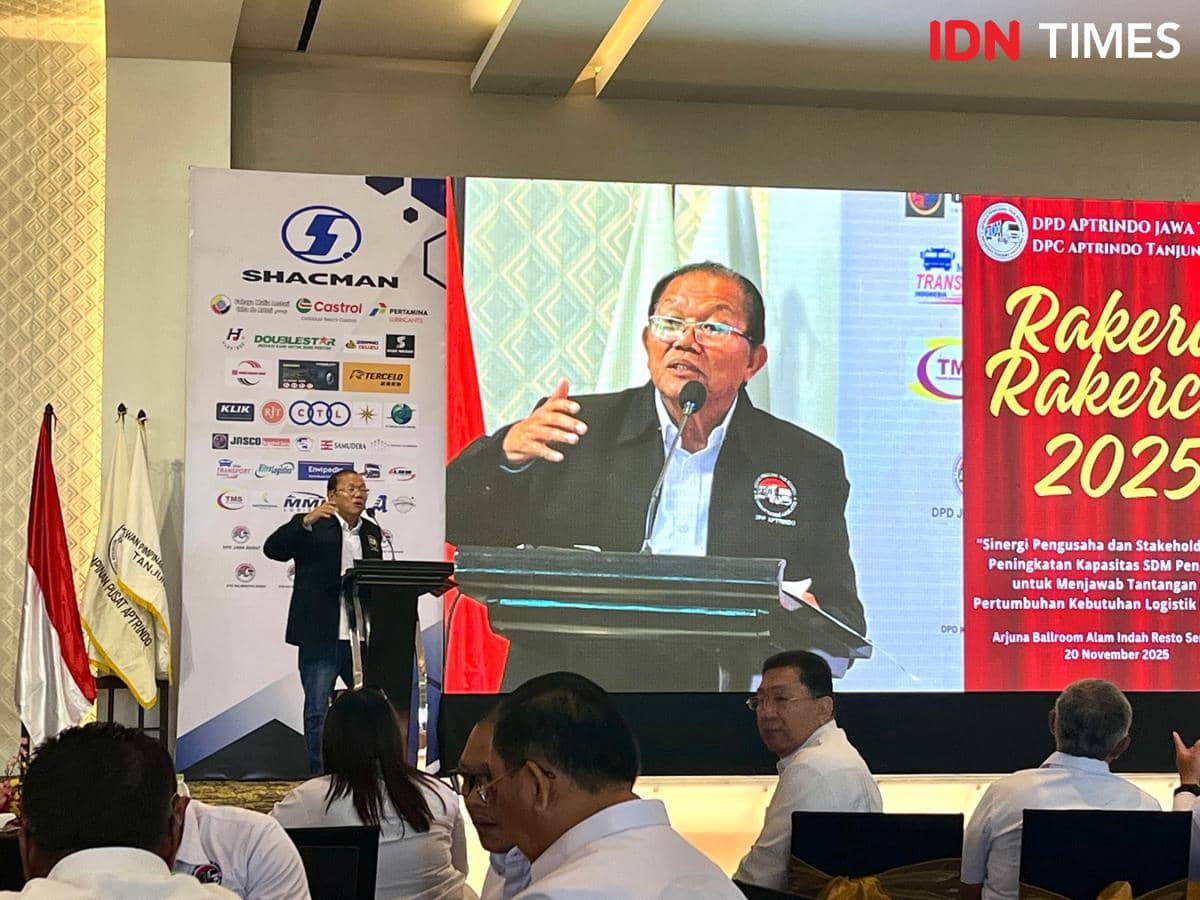 Ketua DPP Asosiasi Pengusaha Truk Indonesia (Aptrindo), Gemilang Tarigan hadir pada acara Rakerda DPD Aptrindo Jateng-DIY dan Rakercab DPC Aptrindo Tanjung Emas Semarang, Kamis (20/11/2025). (IDN Times/Anggun Puspitoningrum) 