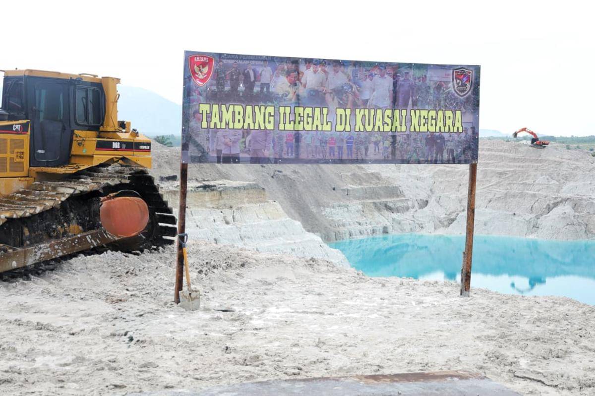 Alat-alat berat yang ditemukan di area tambang ilegal di Kecamatan Lubuk Besar, Bangka Belitung