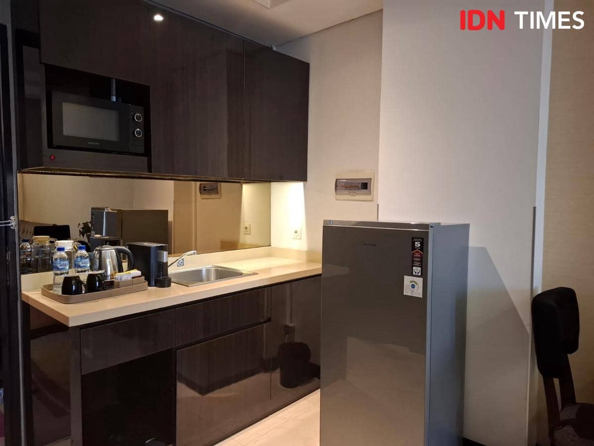 Kamar tipe Suite di Fairview Hotel by Artotel  yang dilengkapi pantri Fairview Hotel 