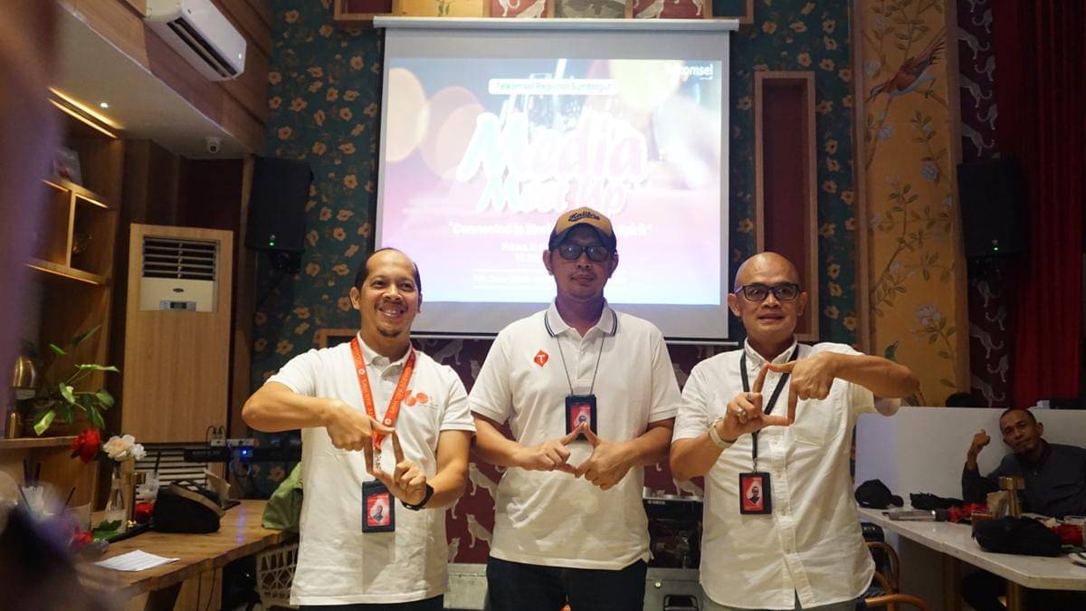 GM Region Network Operation & Productivity Sumbagut, Nurdianto (tengah)  GM Household Consumer Business Region Sumbagut, Riki A Setiawan (kanan)  GM Consumer Business Region Sumbagut, Agung E Setyobudi (kiri) pada acara Media Meet Up dengan Telkomsel, Selasa (18/11/2025)(dok.Telkomsel)
