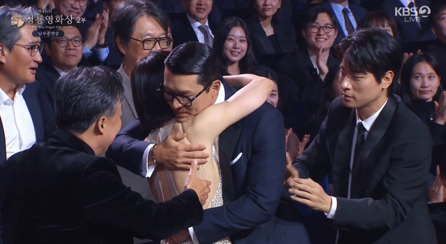 Hyun Bin dan Son Ye Jin di Blue Dragon Film Awards 2025