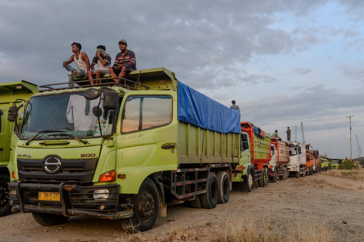 Sopir truk duduk di atas kendaraannya saat pemberlakuan sistem penundaan di Bojonegara Industrial Park, Kabupaten Serang, Banten. (ANTARA FOTO/Muhammad Bagus Khoirunas)