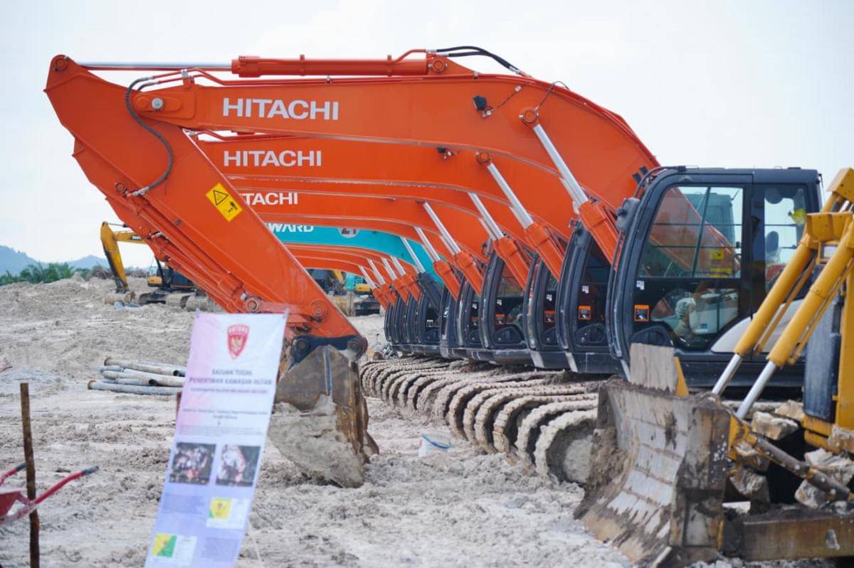 Alat-alat berat yang ditemukan di area tambang ilegal di Kecamatan Lubuk Besar, Bangka Belitung