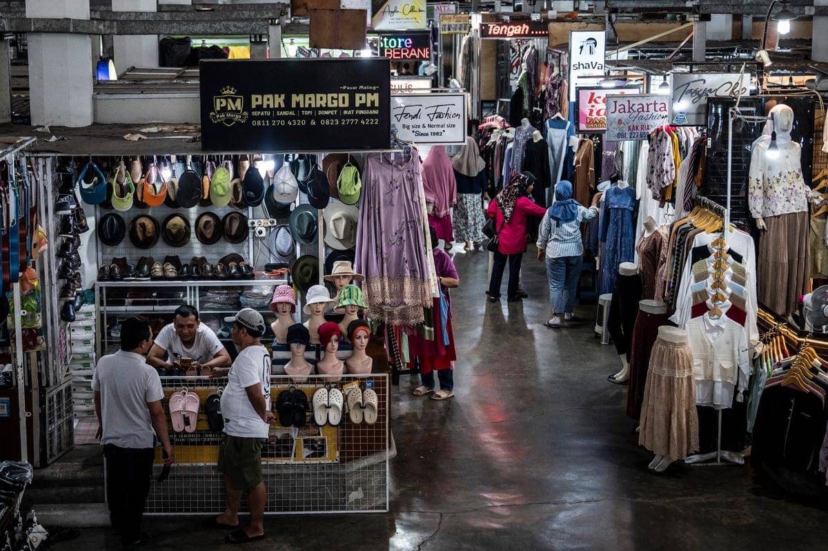 Pedagang berbincang dengan calon pembeli di Pasar Johar, Semarang, Jawa Tengah. (ANTARA FOTO/Aprillio Akbar)