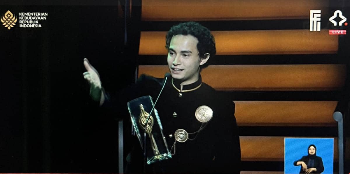 Omara Esteghlal saat menerima Piala Citra pertamanya di FFI 2025