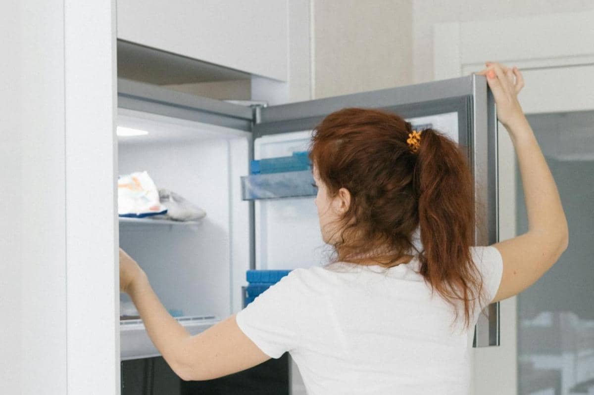 Potret orang menyimpan bahan makanan dalam freezer