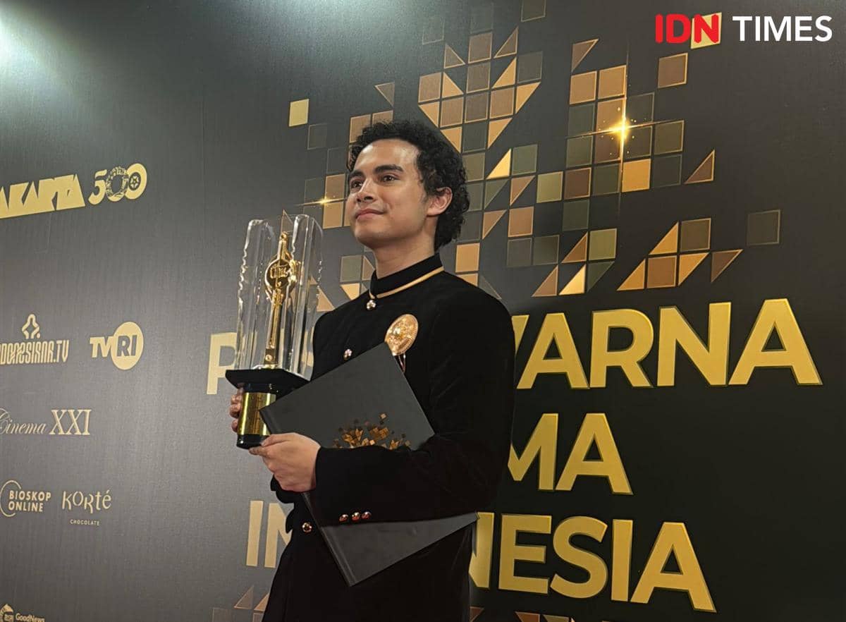 Omara Esteghlal sesaat setelah menerima Piala Citra untuk kategori Pemeran Pendukung Pria Terbaik di FFI 2025