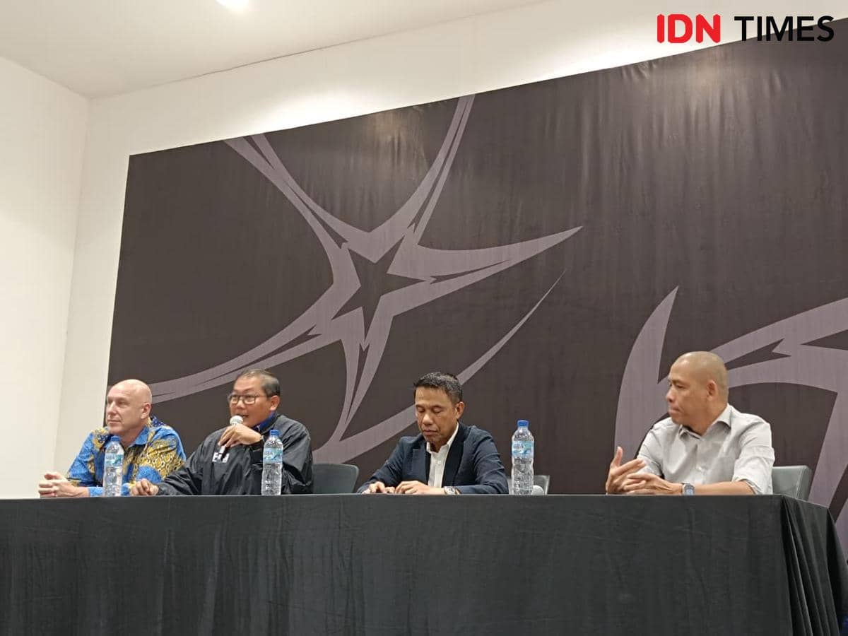 Dari kiri ke kanan: Alexander Zwiers, Sumardji, Yunus Nusi, dan Nova Arianto dalam jumpa pers di GBK Arena