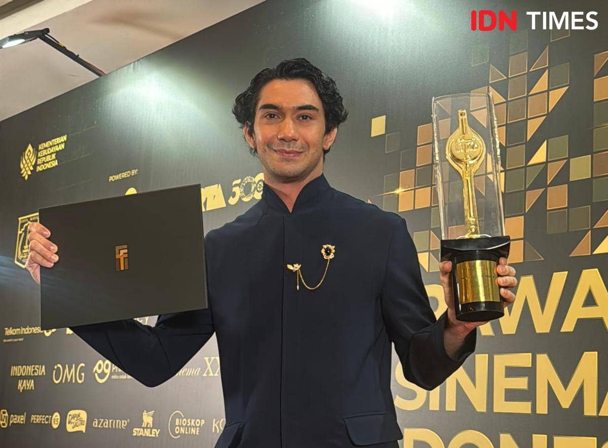 Reza Rahadian sesaat setelah menerima Piala Citra untuk kategori Penulis Skenario Asli Terbaik FFI 2025