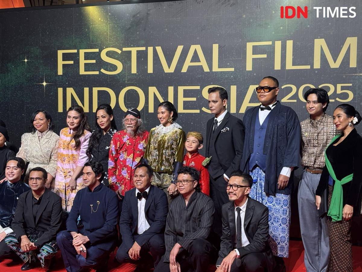Rombongan cast dan tim produksi film Pangku di red carpet FFI 2025 pada Kamis (20/11/2025)