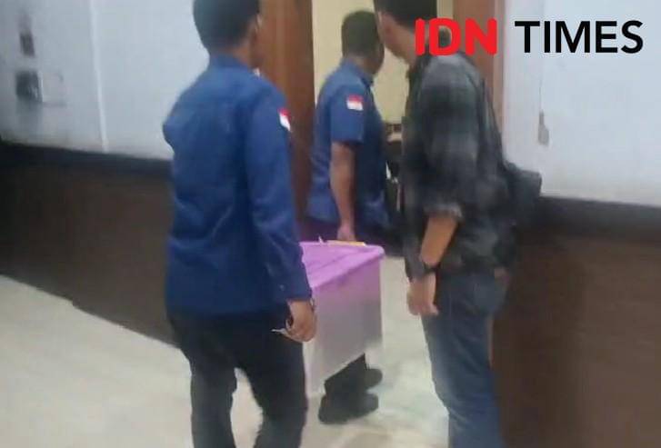 Tim Kejati Sulsel membawa sekotak berkas usai menggeledah kantor Dinas Tanaman Pangan, Hortikultura dan Perkebunan (TPHBun) dan BKAD Sulsel pada Kamis (20/11/2025) siang. IDN Times / Darsil Yahya