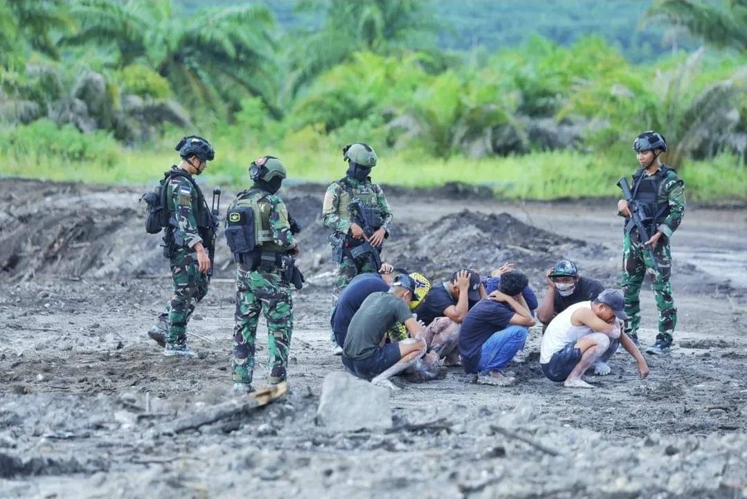 Prajurit TNI Angkatan Darat (AD) mengamankan pekerja yang berada di area tambang ilegal di Bangka Belitung.