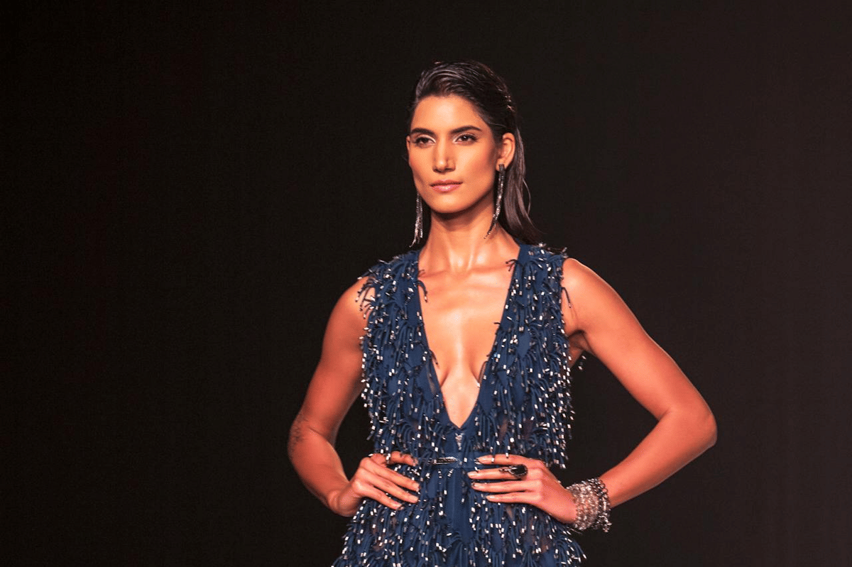 potret model dengan rambut glossy 